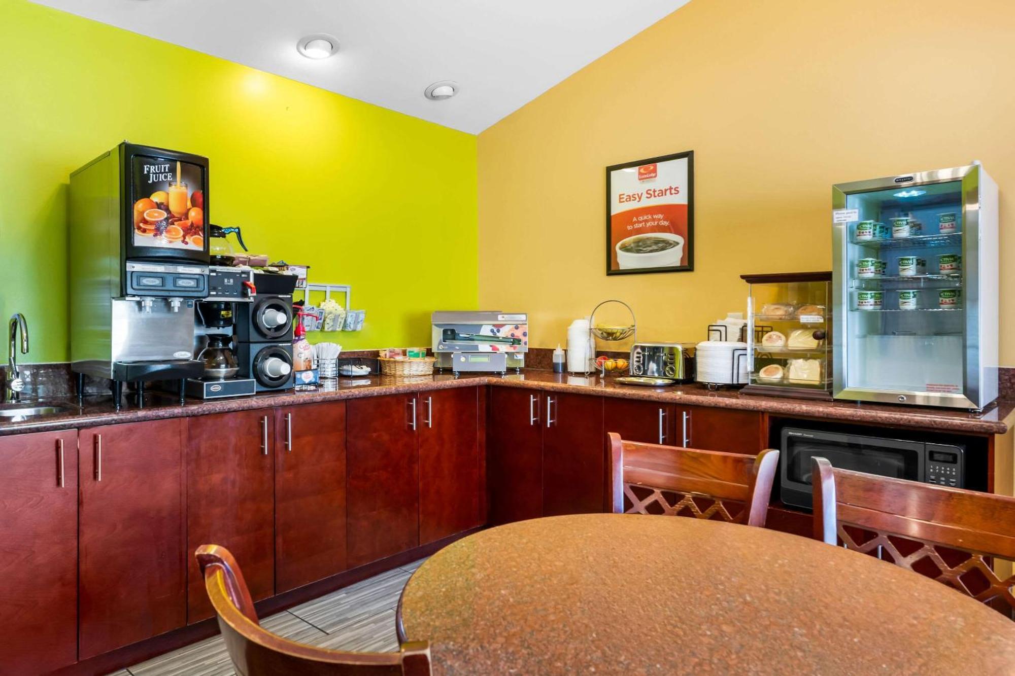 Econo Lodge Inn & Suites Eau Claire Εξωτερικό φωτογραφία