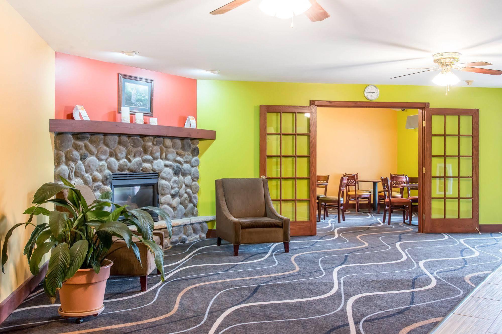 Econo Lodge Inn & Suites Eau Claire Εξωτερικό φωτογραφία
