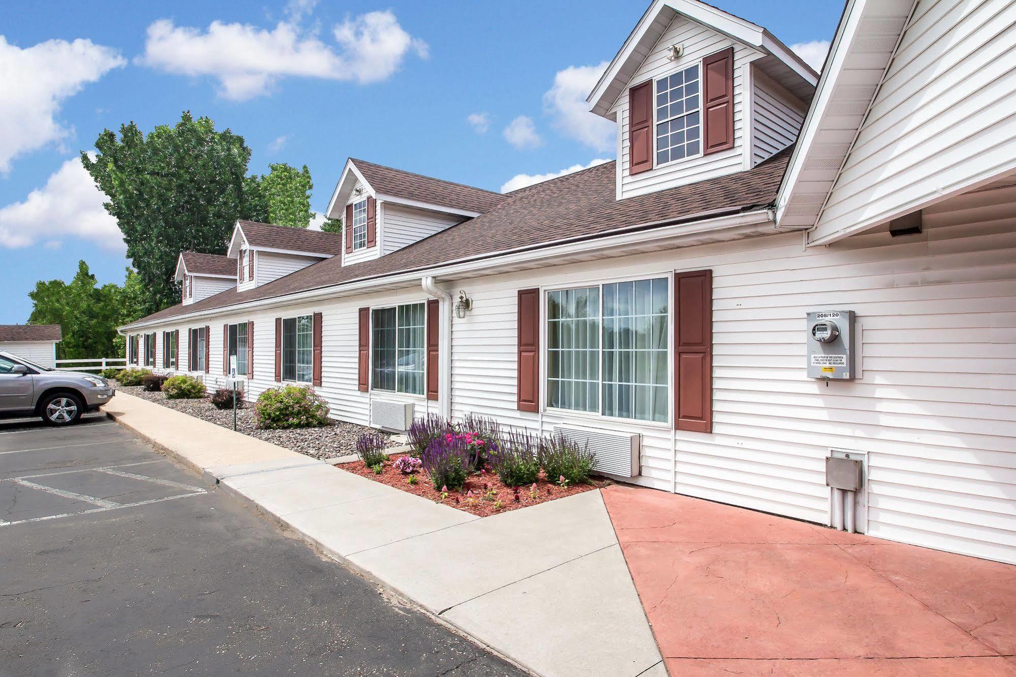 Econo Lodge Inn & Suites Eau Claire Εξωτερικό φωτογραφία