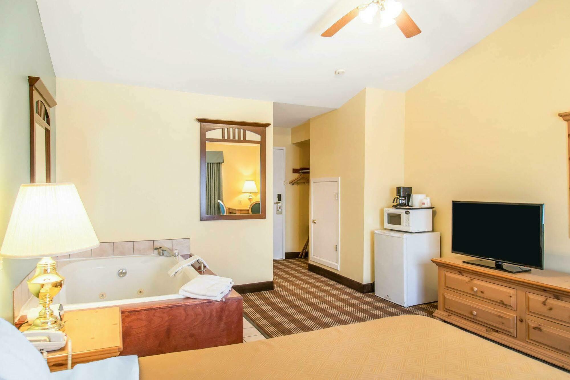 Econo Lodge Inn & Suites Eau Claire Εξωτερικό φωτογραφία