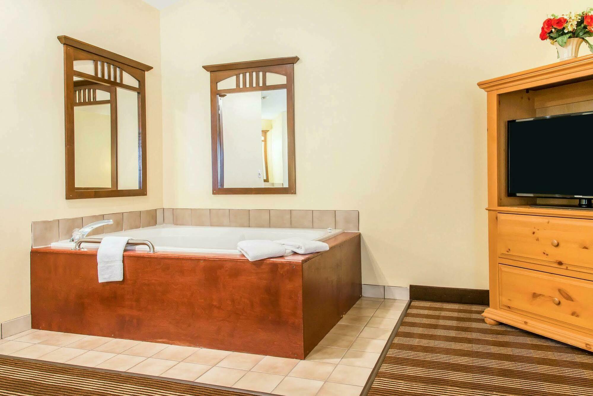 Econo Lodge Inn & Suites Eau Claire Εξωτερικό φωτογραφία